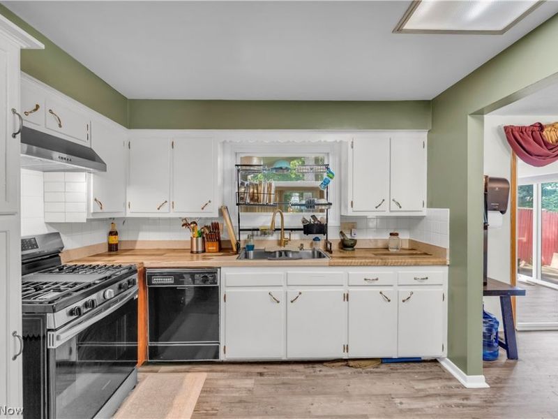 596 Eric Drive, Akron, OH 44305 Photo 8