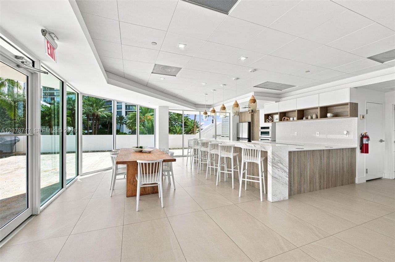 5900 Collins Ave, Unit 1006, Miami Beach, FL 33140 Photo