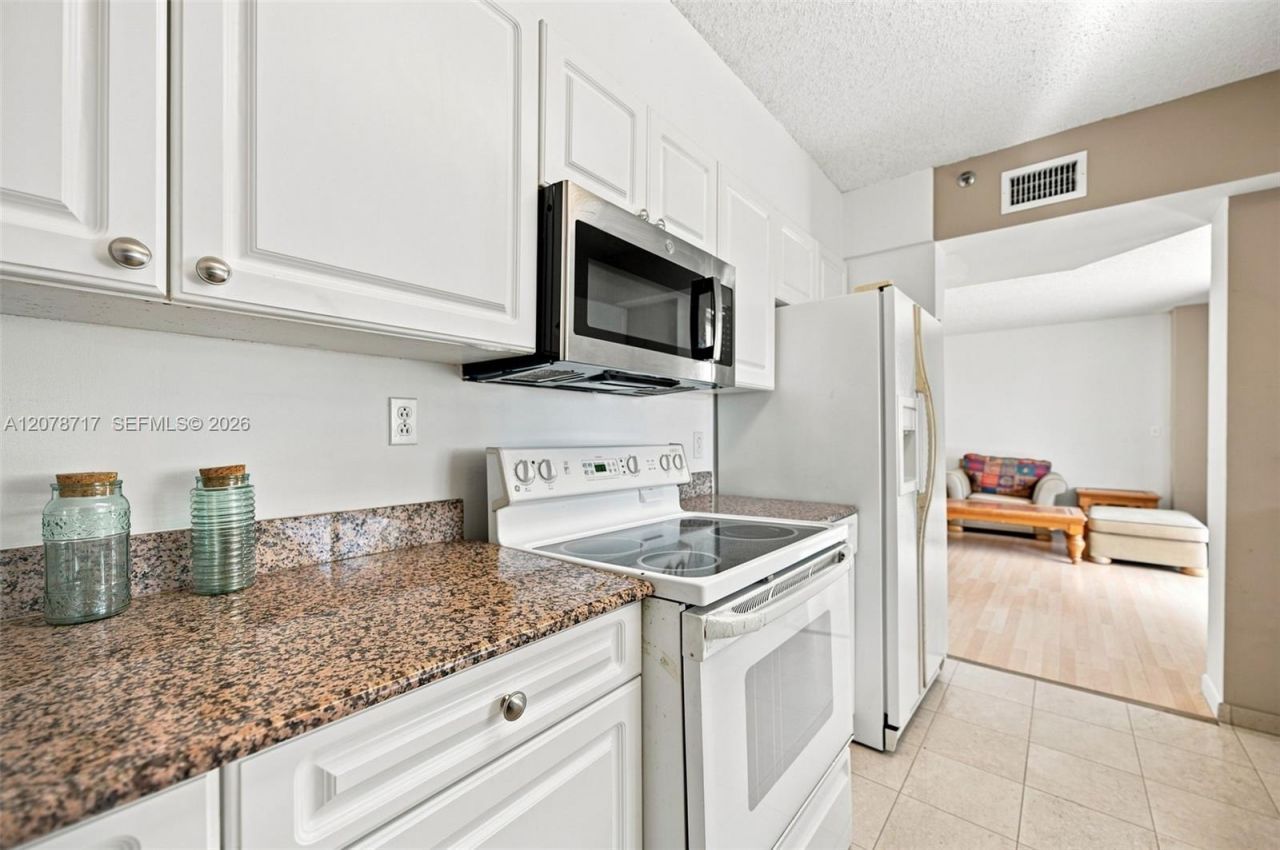 5900 Collins Ave, Unit 1006, Miami Beach, FL 33140 Photo