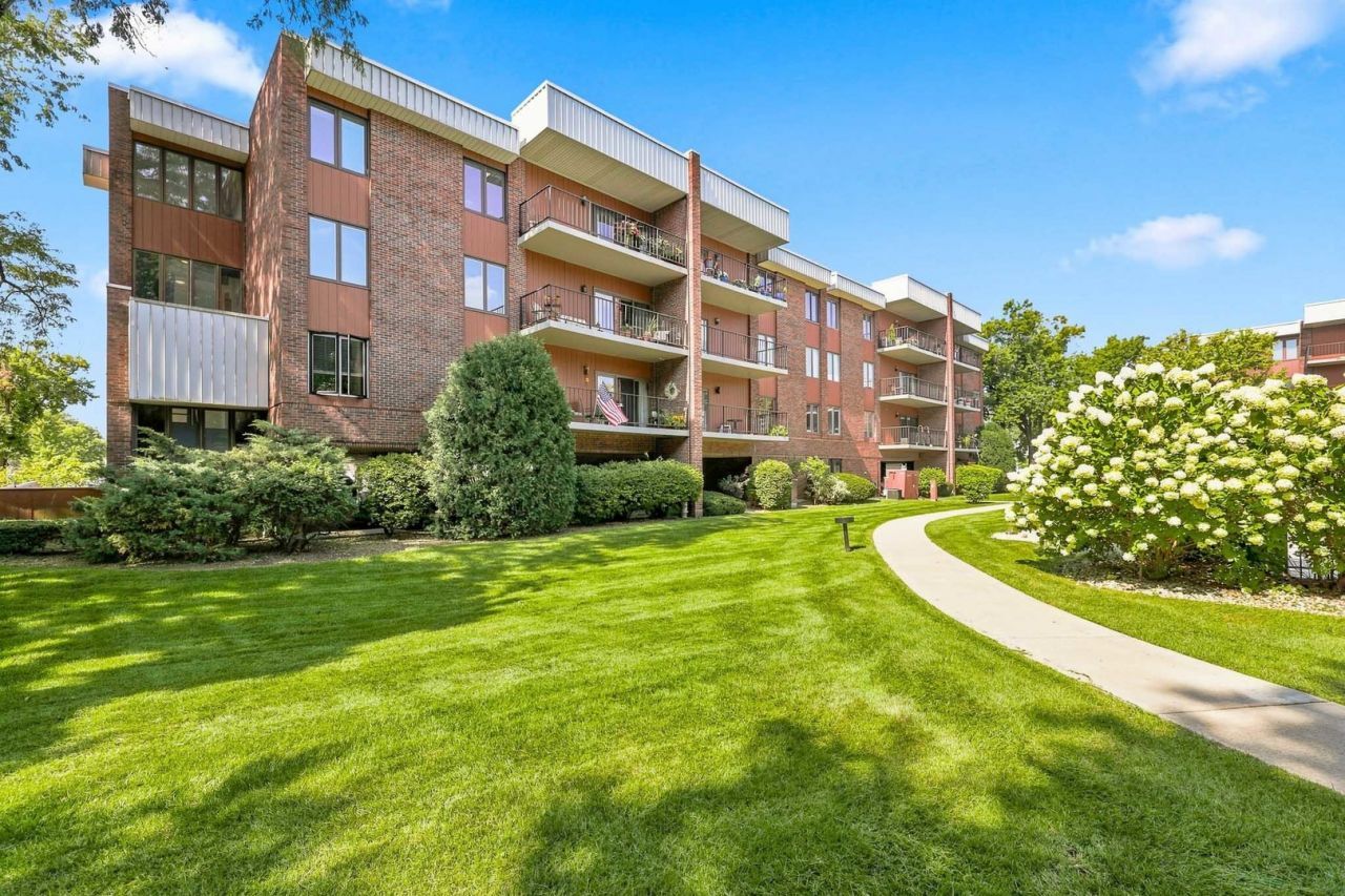 6565 Main Street, Unit 207, Downers Grove, IL 60516 Main Photo