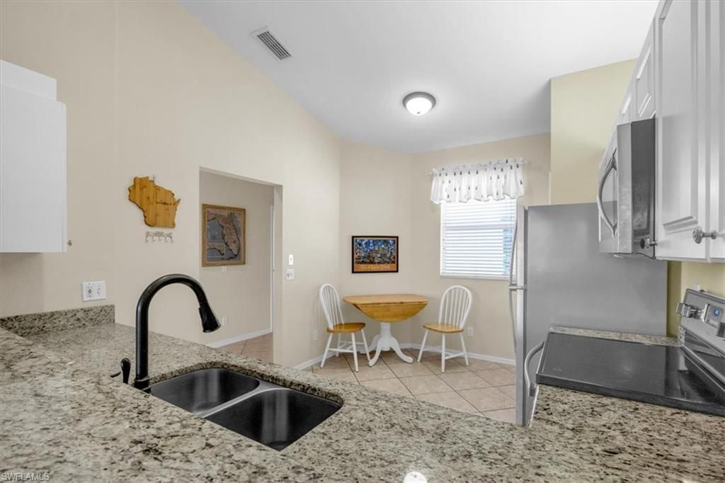 250 Robin Hood Cir, Unit 202, Naples, FL 34104 Photo