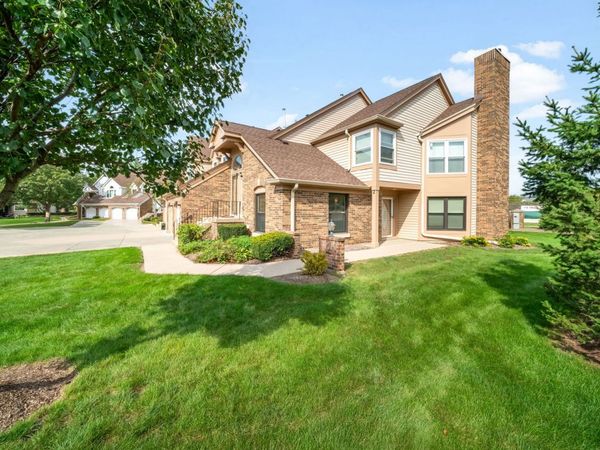 2 Willow Parkway , Buffalo Grove, IL 60089