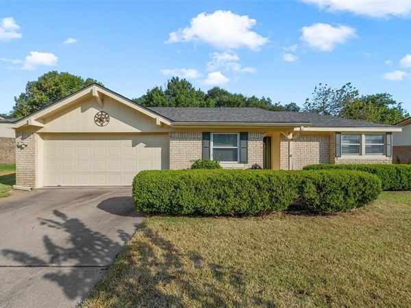 721 Pawnee Trail , Hewitt, TX 76643