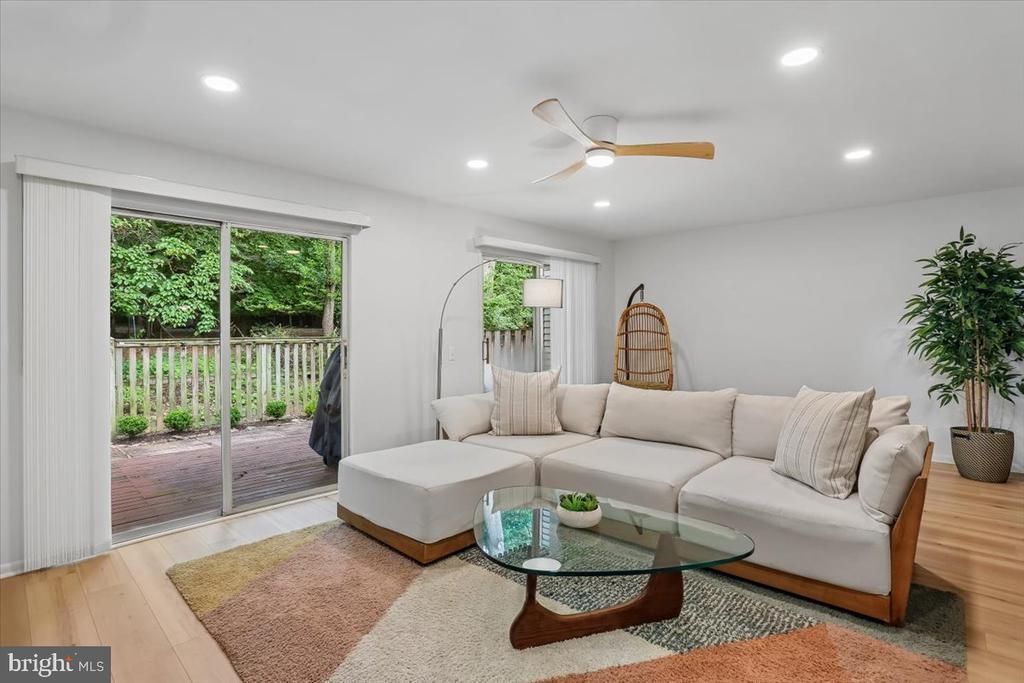 300 NEW MARK ESPLANADE , ROCKVILLE, MD 20850