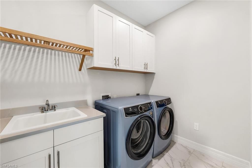 257 Indies Dr E, Unit 202, Naples, FL 34114 Photo