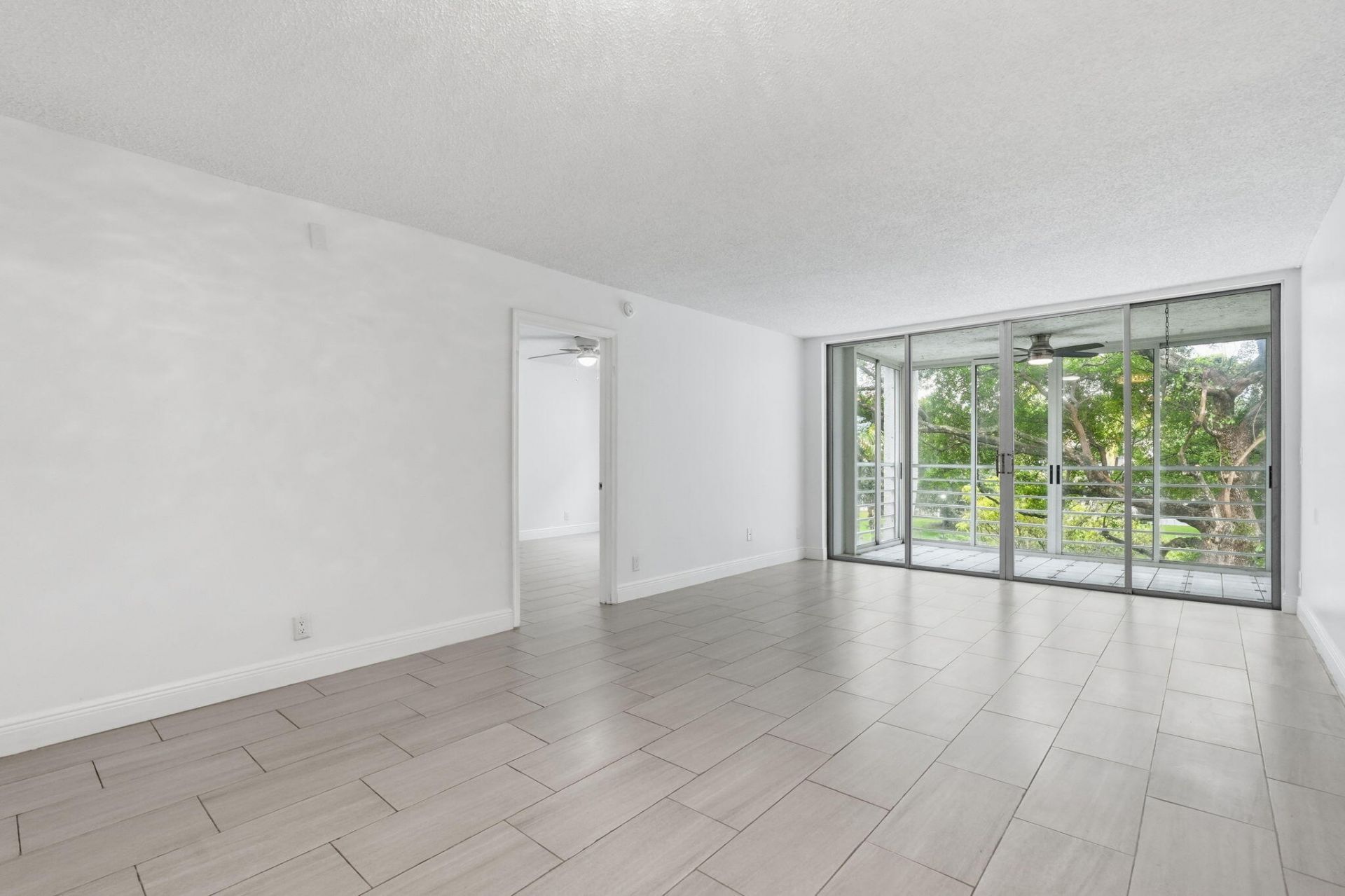 9325 Lagoon Place, Unit 405, Davie, FL 33324 Photo