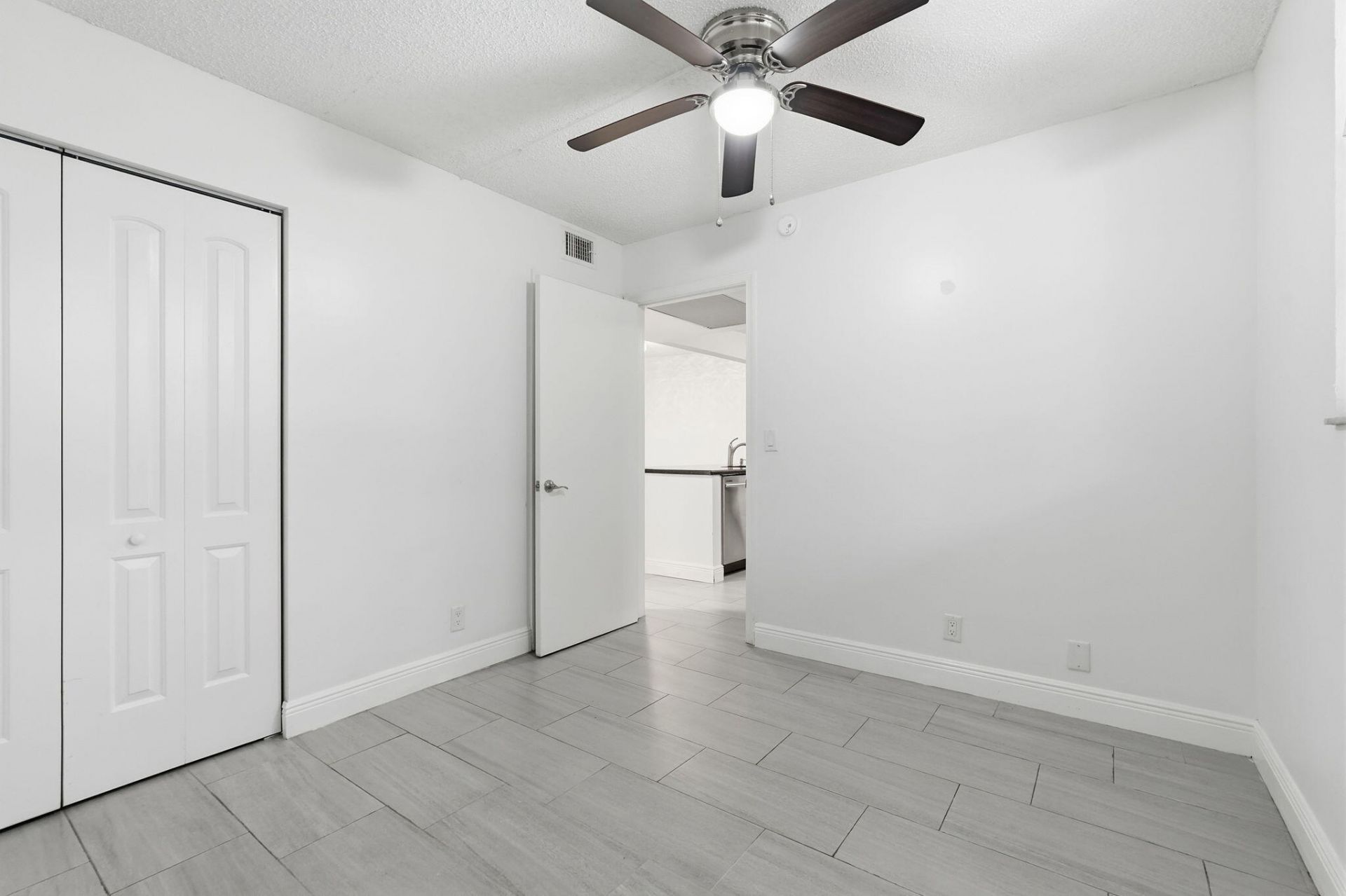 9325 Lagoon Place, Unit 405, Davie, FL 33324 Photo