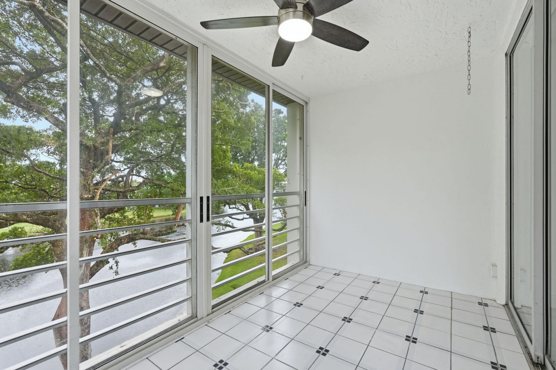 9325 Lagoon Place, Unit 405, Davie, FL 33324 Photo