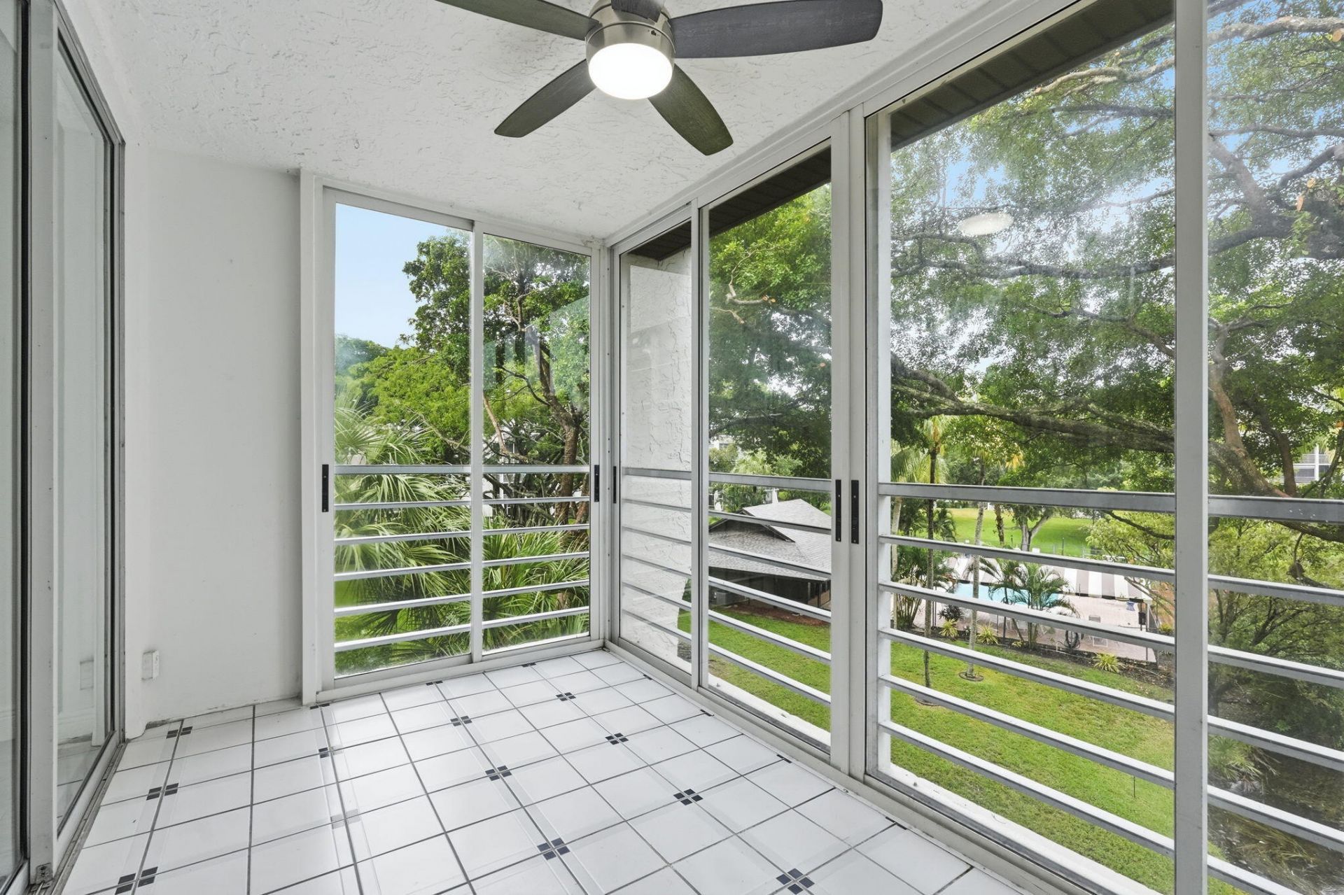 9325 Lagoon Place, Unit 405, Davie, FL 33324 Photo