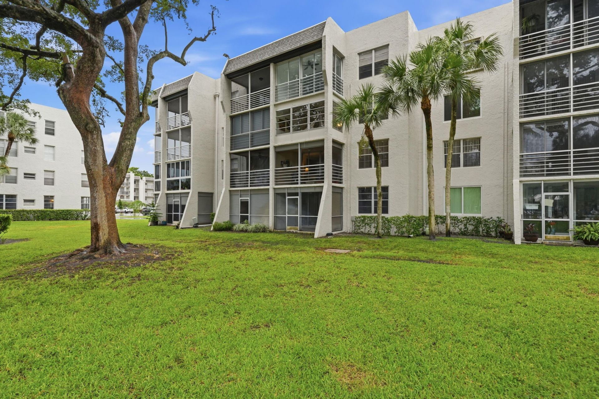 9325 Lagoon Place, Unit 405, Davie, FL 33324 Photo