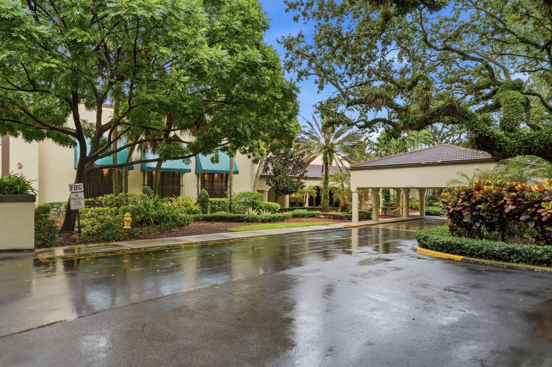 9325 Lagoon Place, Unit 405, Davie, FL 33324 Photo