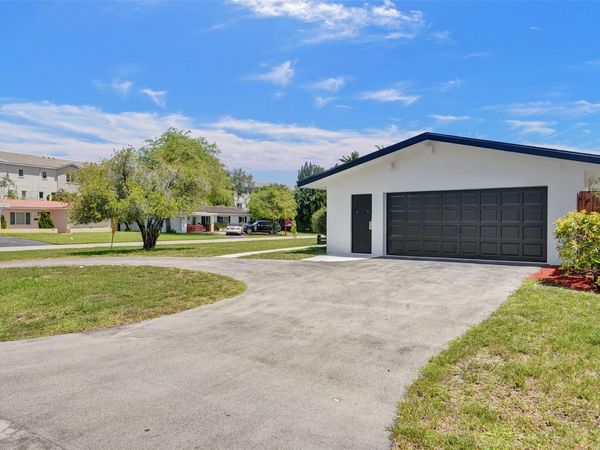 4017 NE 18th Avenue, Oakland Park, FL 33334