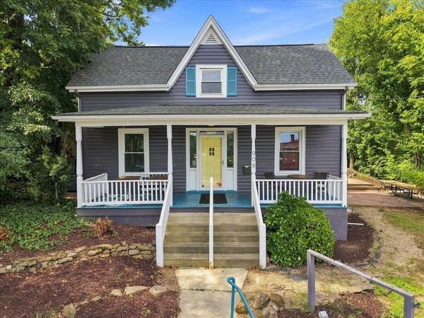 908 W MAIN ST, WAYNESBORO, VA 22980