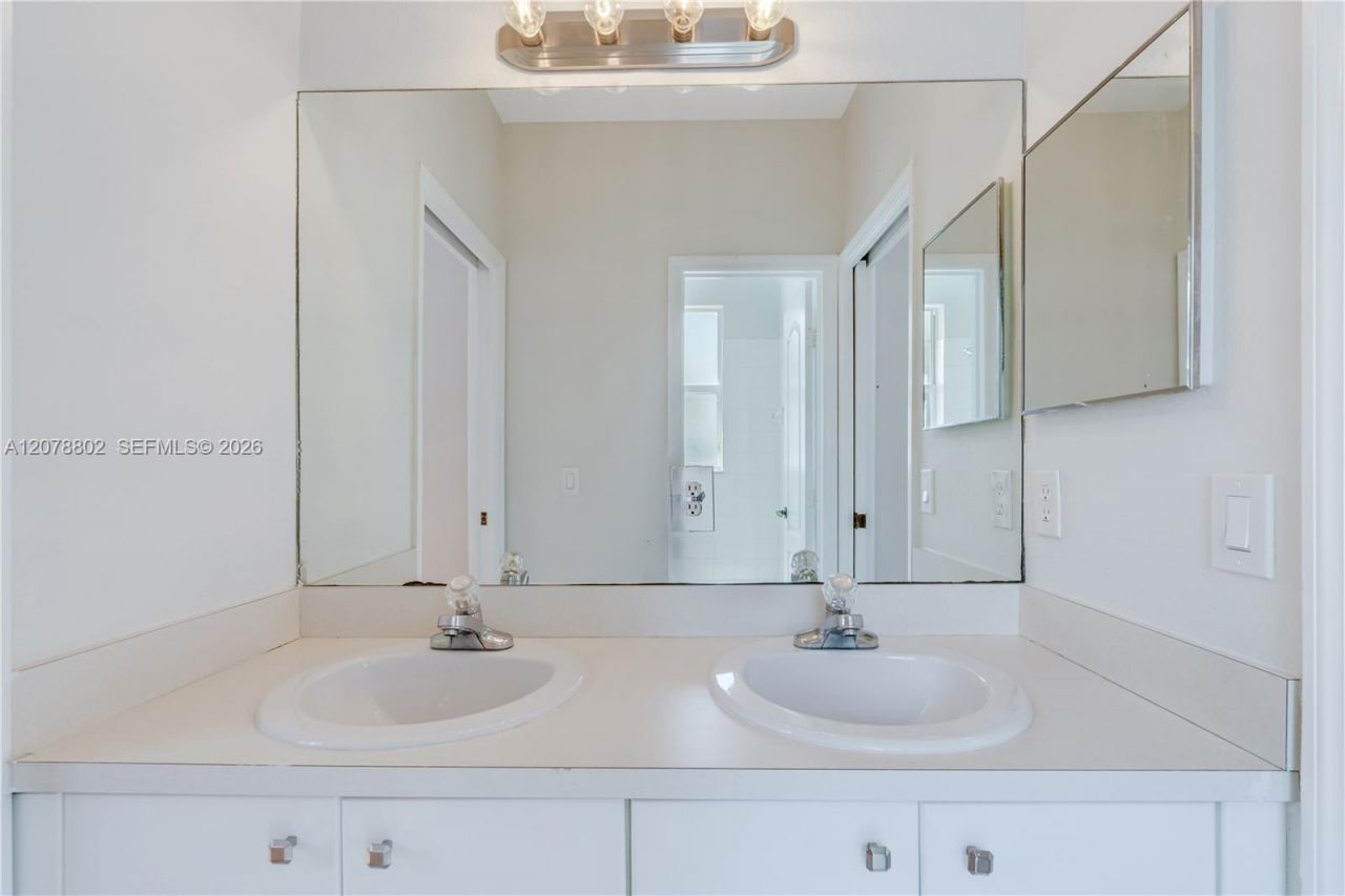8450 NW 113th Psge, Doral, FL 33178 Photo