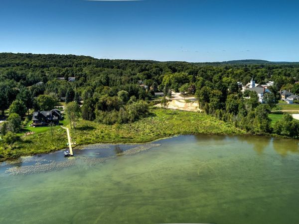509 Lake Shore Drive S, Lake Leelanau, MI 49653
