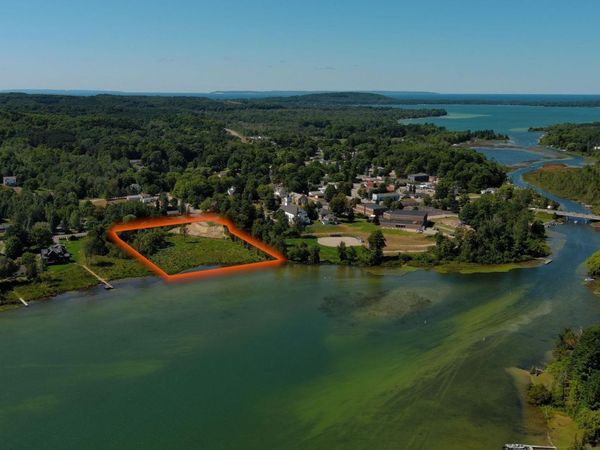 509 Lake Shore Drive S, Lake Leelanau, MI 49653