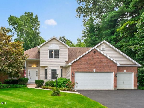 12 Four Leaf Manor, Clifton Park, NY 12148