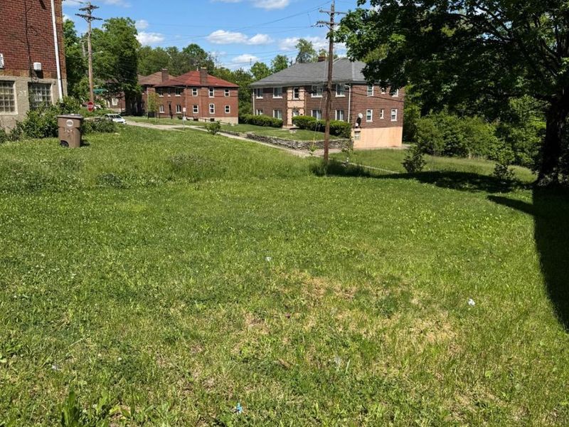 3127 Bracken Woods Lane, Cincinnati, OH 45211 Photo 4