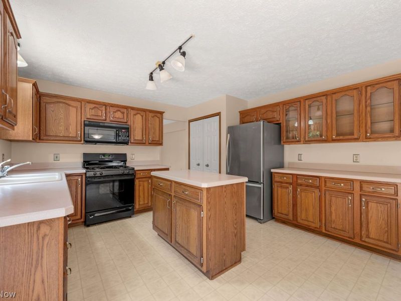 19889 Stoughton Drive, Strongsville, OH 44149 Photo 15