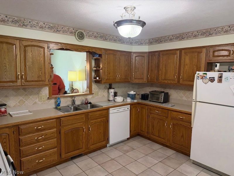 115 Oakmont Drive, Dover, OH 44622 Photo 3