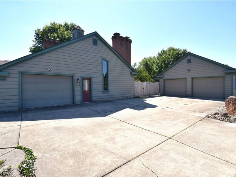 7134 PINE GROVE Drive, Hubbard, OH 44425 Photo 2
