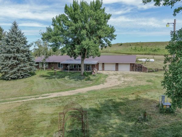 2696 430Th Avenue , Graettinger, IA 51342