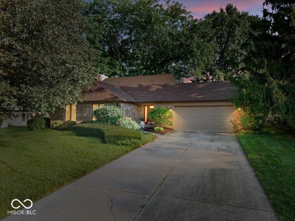 850 W Oakwood Drive, Greenwood, IN 46142