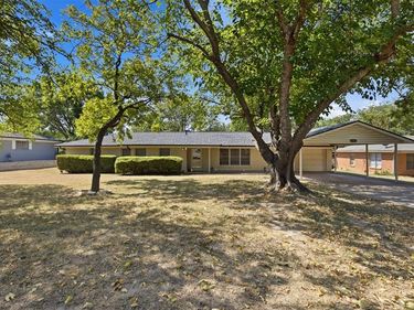 6121 Ten Mile Bridge Road, Fort Worth, TX 76135