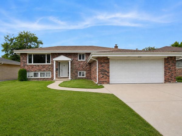 562 N Plamondon Drive , Addison, IL 60101