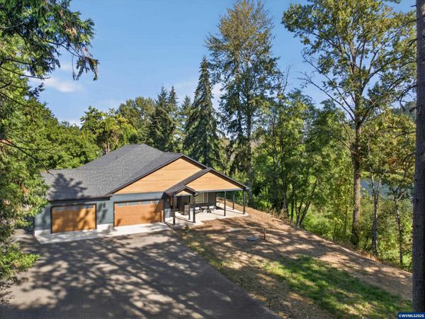 37835 River Dr, Lebanon, OR 97355