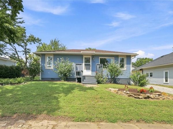 206 E Lake Street, McLouth, KS 66054