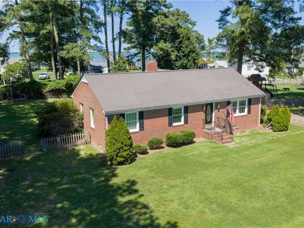 1097 Timberneck Road , Deltaville, VA 23043