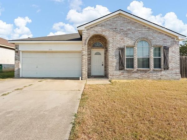 1025 Buffalo Springs Drive, Fort Worth, TX 76140