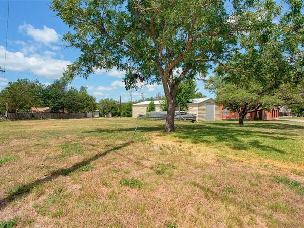 127 E Davilla Ave , Rockdale, TX 76567
