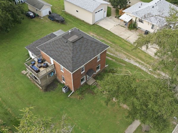 1121 N 4th Avenue W, Newton, IA 50208
