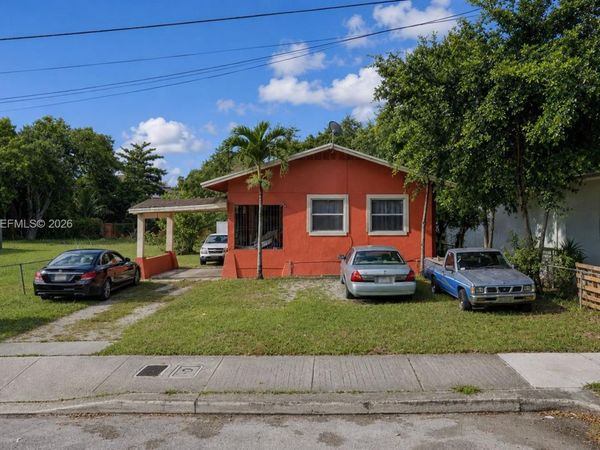 262 NW 58th St , Miami, FL 33127