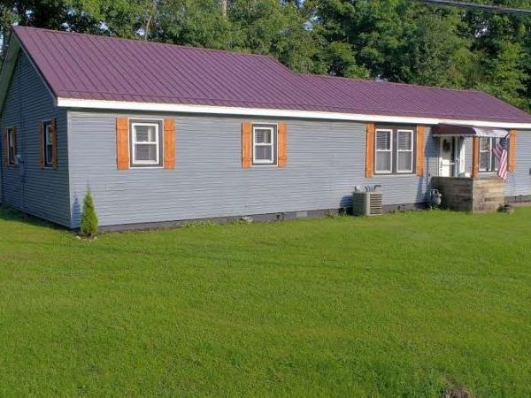 105 School Street , Killbuck, OH 44637
