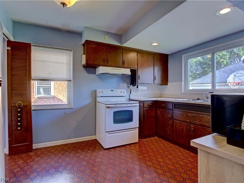 21870 Seabury Avenue, Fairview Park, OH 44126 Photo 10