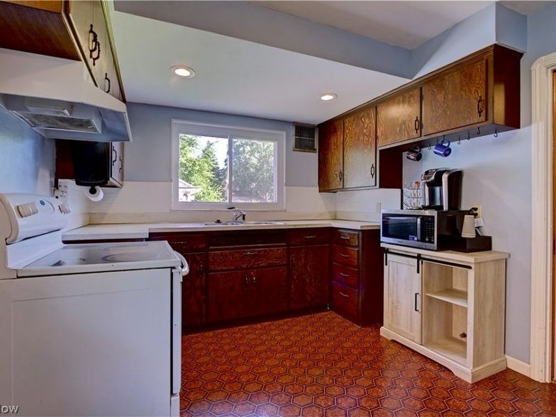 21870 Seabury Avenue, Fairview Park, OH 44126 Photo 8