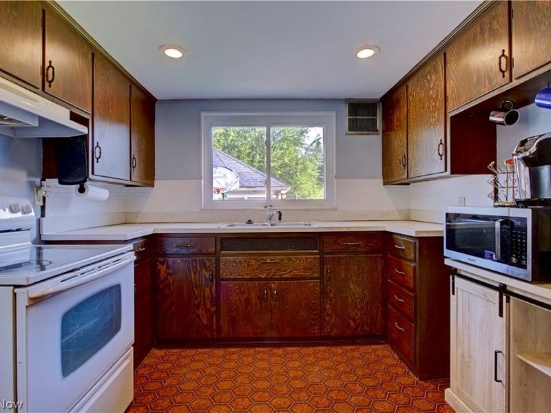 21870 Seabury Avenue, Fairview Park, OH 44126 Photo 9