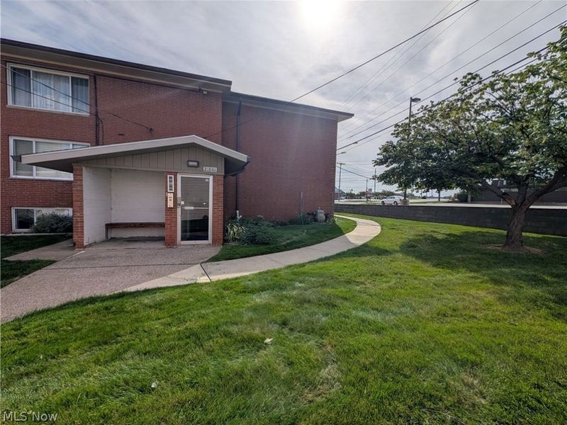 21801 River Oaks Drive, Unit A2, Rocky River, OH 44116 Photo 2