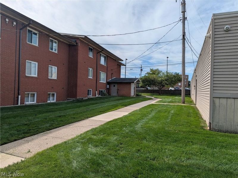 21801 River Oaks Drive, Unit A2, Rocky River, OH 44116 Photo 3