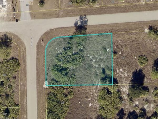 911 Martha AVE S, LEHIGH ACRES, FL 33974