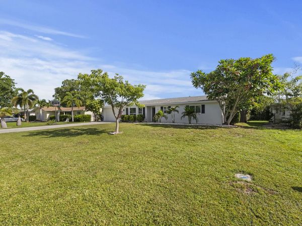 871 Entrada Dr S, Fort Myers, FL 33919