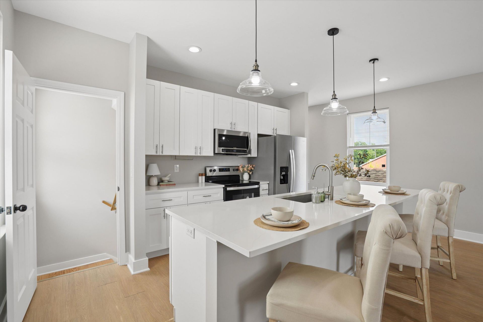 2028 Arbutus Avenue Photo 4