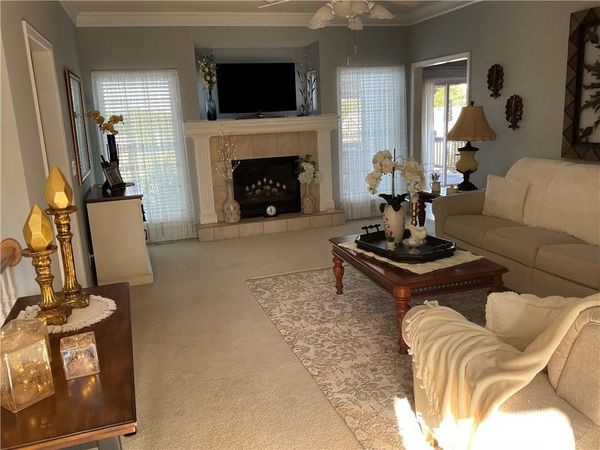8543 N Robinhood Avenue, Kansas City, MO 64154