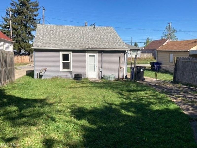 5721 Flowerdale Avenue, Cleveland, OH 44144 Photo 18