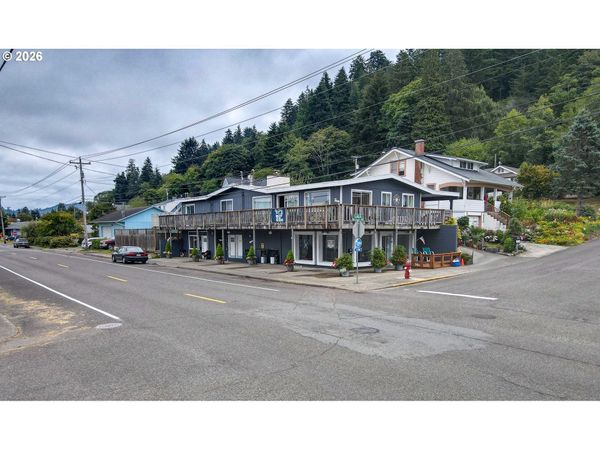 582 WINCHESTER AVE, Reedsport, OR 97467