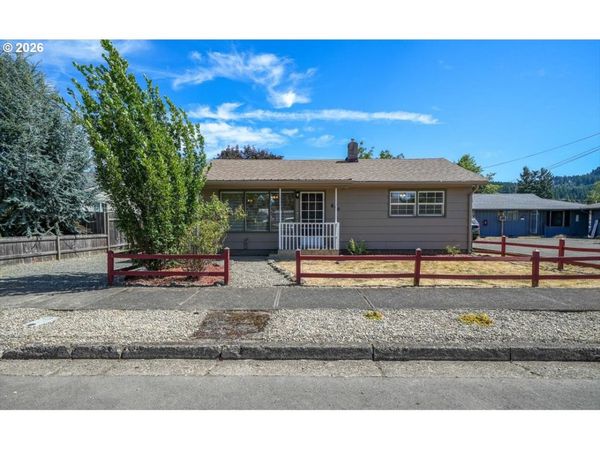 830 S 7TH ST, Cottage Grove, OR 97424