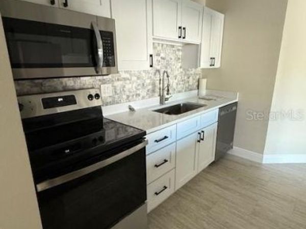140 HUNTER LAKE DRIVE , Unit B, OLDSMAR, FL 34677
